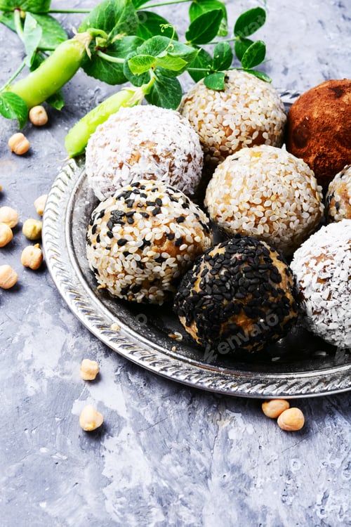Vista previa: Vegan Candy With Chickpeas, Raisins, Dried Apricots And Nuts. Clean Food