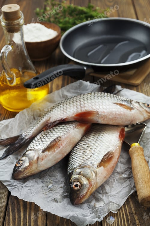Preview: Fresh Fish Rudd, Ide On A Wooden Table