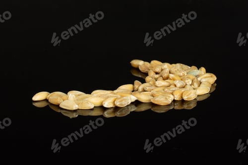 Preview: Lot Of Whole Fresh Beige Dinkel Wheat Grain Isolated On Black Glass