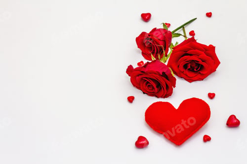 Vorschau: Rote Herzen und frische duftende Rosen einzeln auf weißem Hintergrund. Valentinstag oder Hochzeit