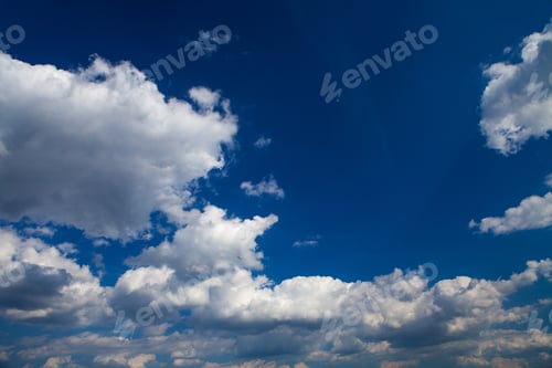 Vorschau: Blauer Himmel mit weißen und grauen Wolken