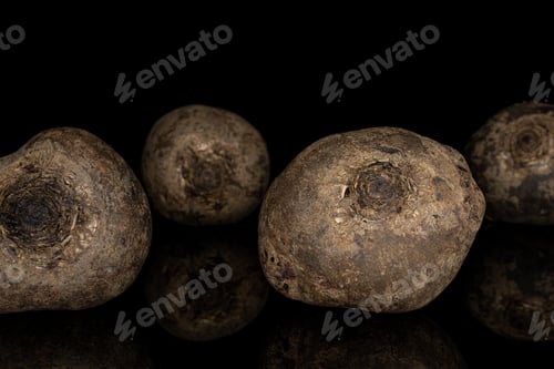 Preview: Group Of Four Whole Arranged Raw Sweet Beetroot Isolated On Black Glass