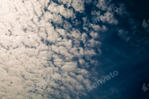 Vorschau: Blauer Himmel mit weißem Wolkenhintergrund
