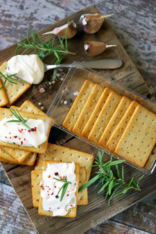 Preview: Garlic Crackers With Cream Cheese. Appetizing Snack. Keto Snack. Selective Focus. Macro.