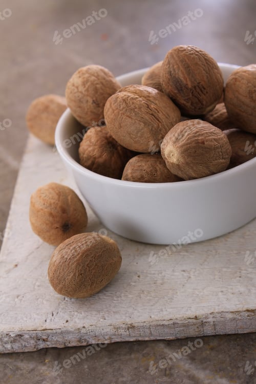 Preview: Whole Nutmeg Spice In Dish