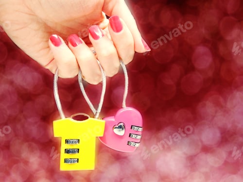 Preview: Greeting Card Love Valentine'S Day With Locks In Woman'S Hand On Pink Background
