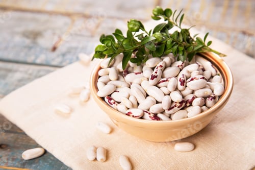 Preview: White Dry Kidney Bean In Dish On White Textile