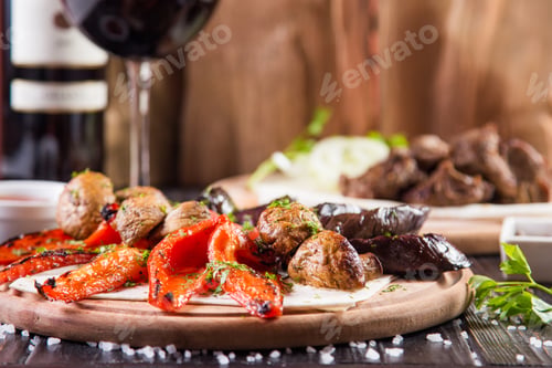 Preview: Fried Vegetable And Mushroom On Wooden Plate In Resstaurant