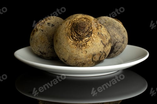 Preview: Group Of Three Whole Raw Red Beetroot On White Ceramic Plate Isolated On Black Glass