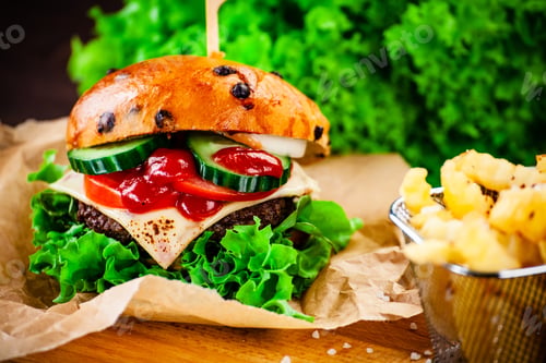Preview: Tasty Burgers With Chips Served On Cutting Board