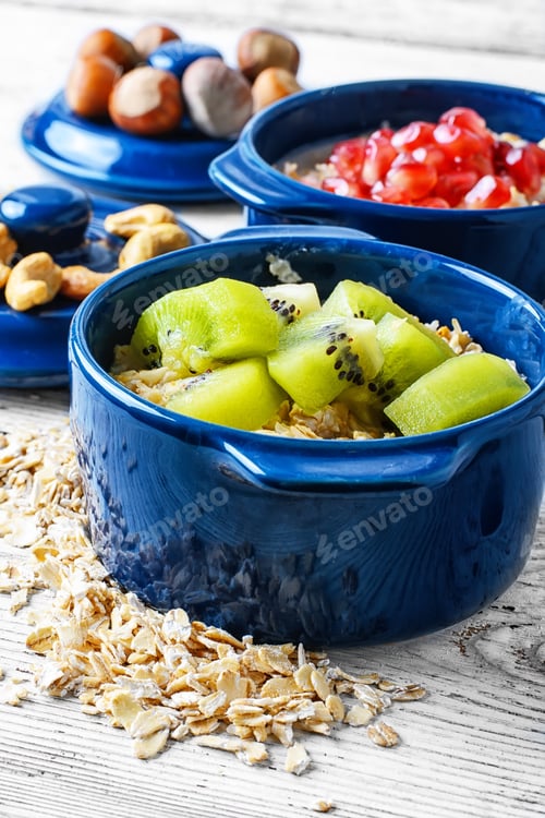 Preview: Porridge Oats With Pomegranate Seeds And Kiwi