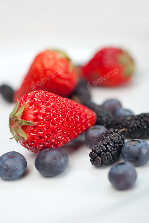 Vista previa: Fresh And Ripe Strawberry Mulberry And Mulberry On White