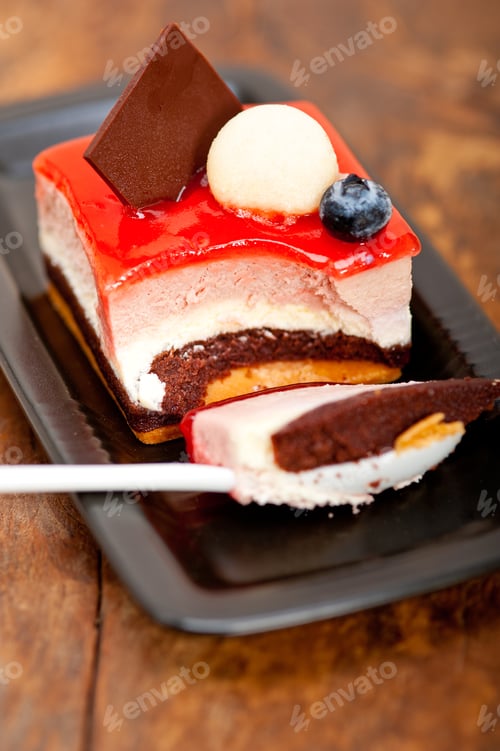 Preview: Delicious Multi Layer Cake with Berry and Chocolate