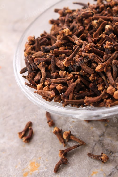 Preview: Fresh Dried Clove Spice In Glass Dish