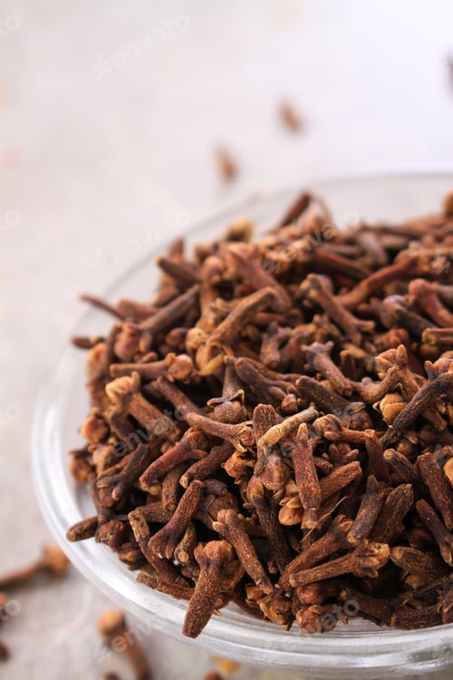 Preview: Fresh Dried Clove Spice In Glass Dish