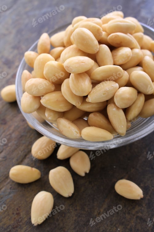 Preview: Peeled Whole Blanched Almonds Nuts