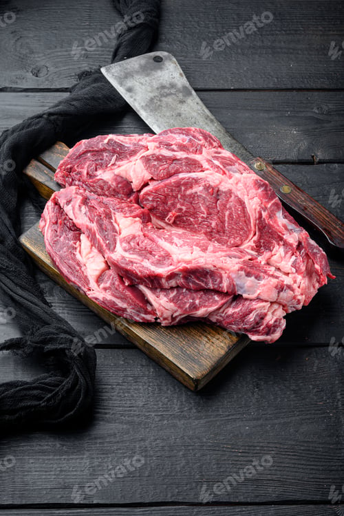 Vista previa: Raw Fresh Marbled Steak Entrecote Of Black Angus Prime Meat Set, Rib Eye Cut, On Wooden Cutting