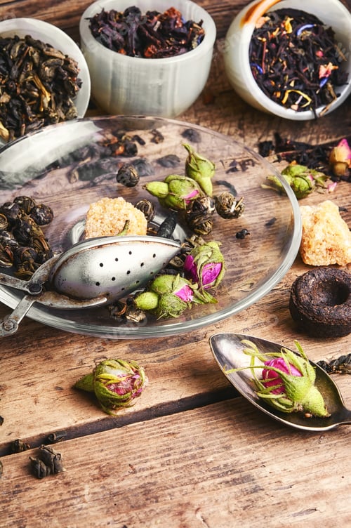 Preview: Milking The Variety Of Dry Tea-Leaf Tea With The Buds Of Roses
