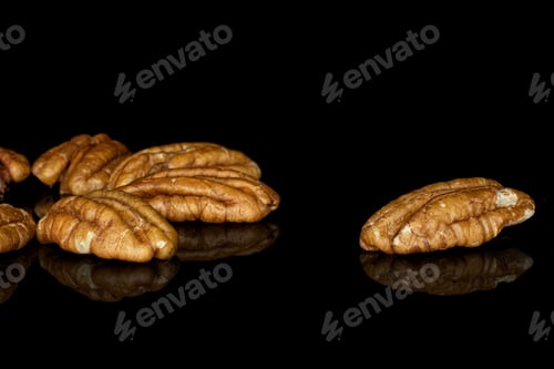 Preview: Lot Of Whole Tasty Brown Pecan Half Flower Isolated On Black Glass