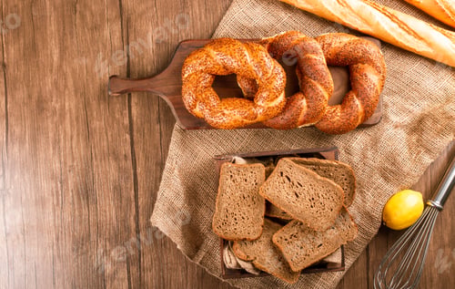 Preview: French Baguette With Turkish Bagels And Slices Of Bread In Box
