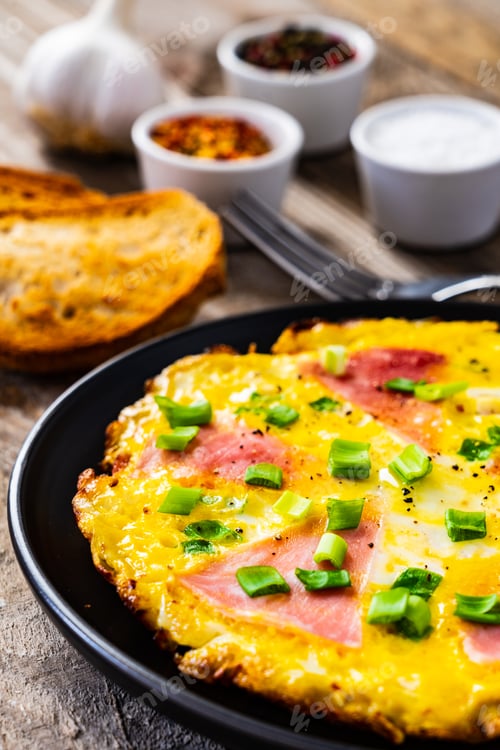 Aperçu: Breakfast - Scrambled Eggs With Ham And Vegetables On Wooden Background