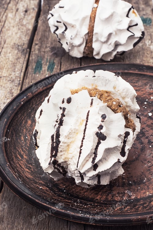 Preview: Meringue-Delicious French Dessert