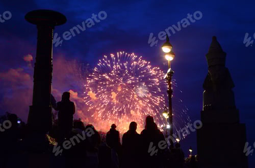 Visualização: Fogos de artifício dedicados ao dia da vitória na Grande Guerra Patriótica em São Petersburgo, Rússia.