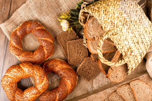 Preview: Slices Of Dark And White Bread In Box With Tasty Turkish Bagels