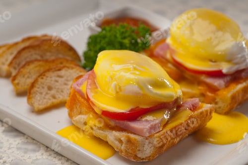 Preview: Fresh Eggs Benedict On Bread With Tomato And Ham