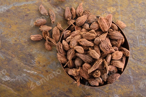 Preview: Whole Black Cardamom Spice In Metal Dish