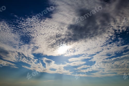 Vorschau: Blauer Himmel mit weißen und grauen Wolken
