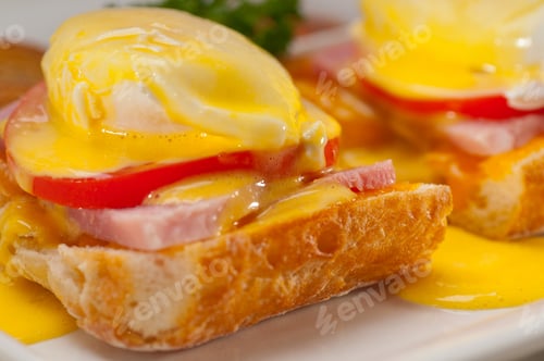 Preview: Fresh Eggs Benedict On Bread With Tomato And Ham