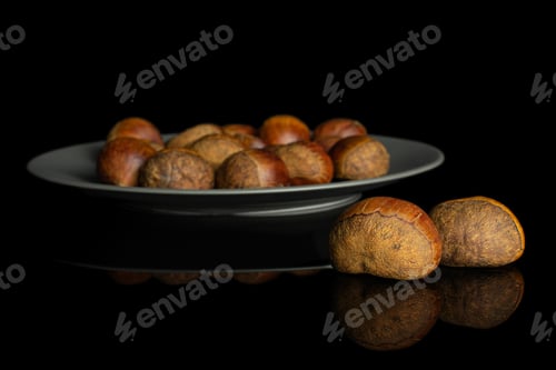 Preview: Lot Of Whole Sweet Brown Chestnut On Gray Ceramic Plate Isolated On Black Glass