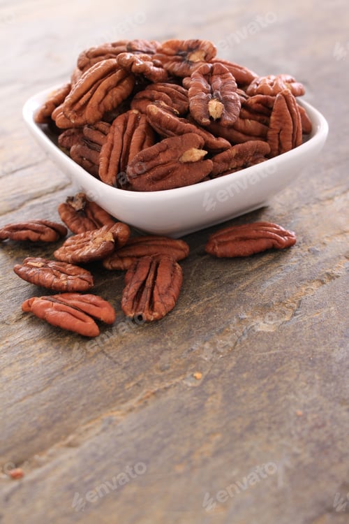 Preview: Healthy Pecan Nut Halves In White Dish