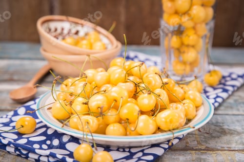 Preview: Fresh Ripe Raw Yellow Sweet Cherry On Colored Plate