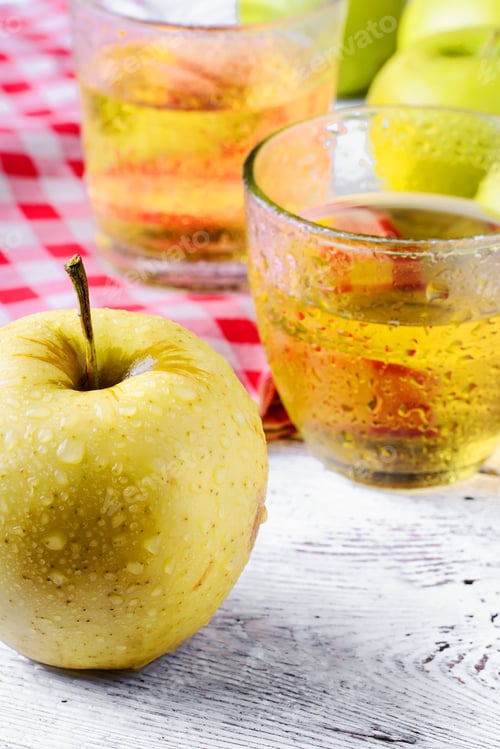 Preview: Fresh Juice From The Fruit Green Apple On Light Background.Apple And Glass Of Juice