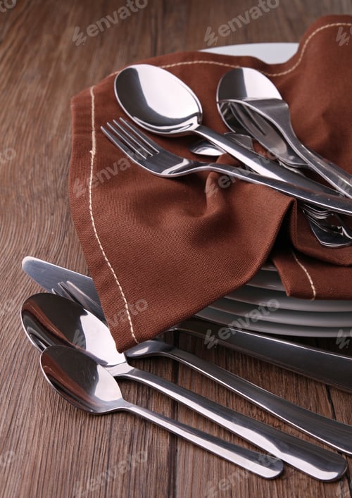 Preview: Plate Pile With Cutlery