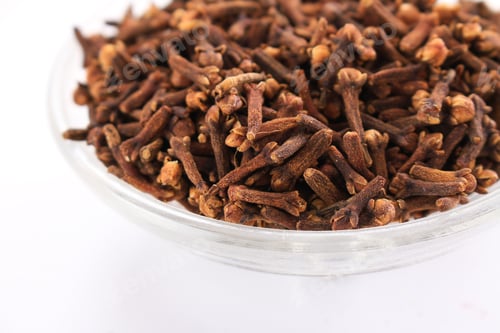 Preview: Fresh Dried Clove Spice In Glass Dish