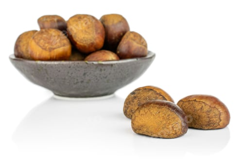 Preview: Lot Of Whole Sweet Brown Chestnut In Dark Ceramic Bowl Isolated On White Background