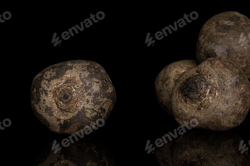 Preview: Group Of Four Whole Raw Sweet Beetroot Isolated On Black Glass