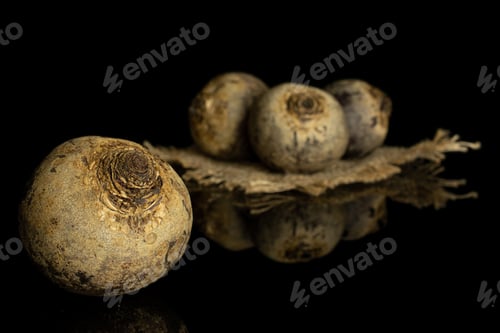 Preview: Group Of Four Whole Raw Red Beetroot On Natural Sackcloth Isolated On Black Glass