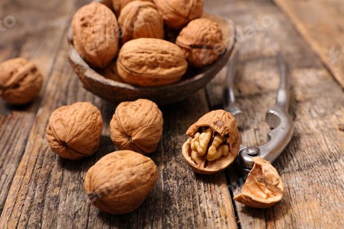 Preview: Walnut And Cracker