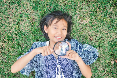Preview: Asian Girl Hand Holding Magnifying Glass In Garden Color Of Hipster Tone Selective Soft Focus