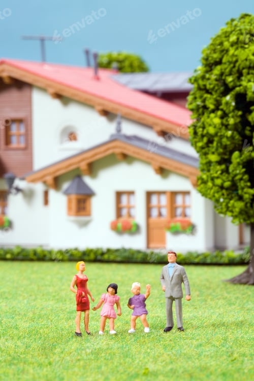Preview: Figurines Of Family In Front Of House