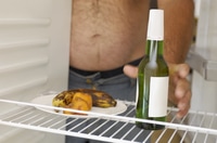 Vorschau: Mann greift im Kühlschrank nach Bier