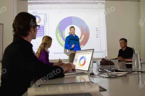 Vista previa: Colegas sentados con ordenadores portátiles en una presentación en la sala de conferencias