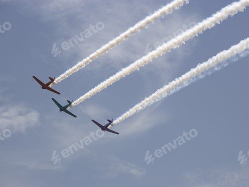 Preview: Historical Airplanes Flying In Formation