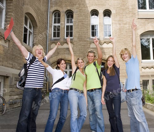 Visualização: Grupo de estudantes adolescentes torcendo ao ar livre