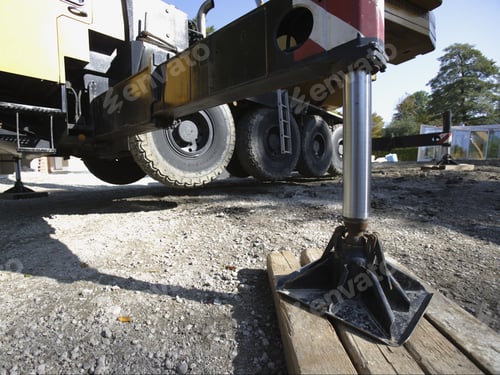 Preview: Close Up Of Shore On Mobile Crane