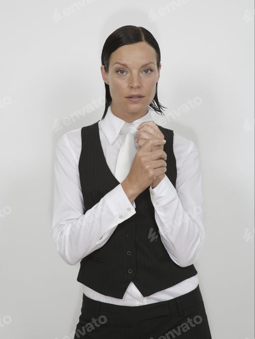 Preview: Businesswoman Wearing Suit And Tie